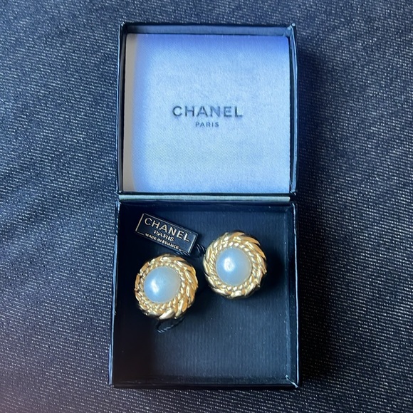 SALE!!! :) CHANEL Authentic Clip on Earrings - Picture 8 of 9